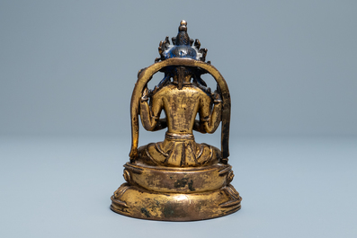 Een Sino-Tibetaanse verguld bronzen en ingelegde figuur van Boeddha, Ming