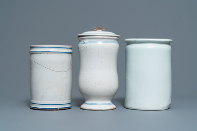 Trois pots de pharmacie de type albarello en fa&iuml;ence polychrome et bleu et blanc, France, 2&egrave;me moiti&eacute; du 18&egrave;me