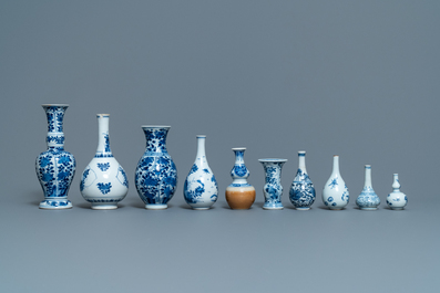 Dix petits vases en porcelaine de Chine bleu et blanc, Kangxi