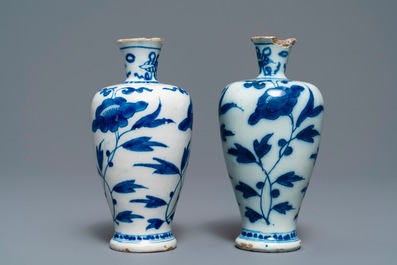 Trois vases et une verseuse en fa&iuml;ence de Delft bleu et blanc, 17/18&egrave;me