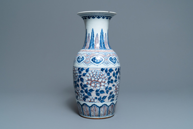 Een Chinese blauw-witte en onderglazuur rode vaas, 19e eeuw
