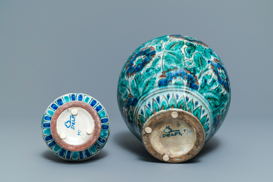 Deux vases de style Iznik en fa&iuml;ence de Delft, Porceleyne Fles, 1&egrave;re moiti&eacute; du 20&egrave;me