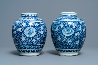Une paire de vases en porcelaine de Chine en bleu et blanc, Kangxi
