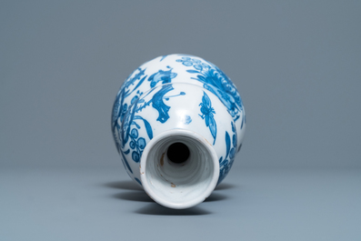 Een blauw-witte Delftse kalebasvaas met chinoiserie decor, eind 17e eeuw