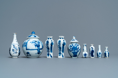 Neuf petits vases en porcelaine de Chine bleu et blanc &agrave; d&eacute;cor de longues dames, Kangxi