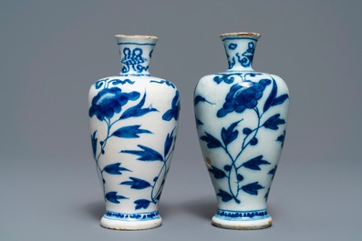 Trois vases et une verseuse en fa&iuml;ence de Delft bleu et blanc, 17/18&egrave;me