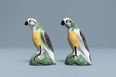 Een paar polychrome Delftse miniatuur modellen van papegaaien, 18e eeuw