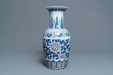 Un vase en porcelaine de Chine bleu, blanc et rouge, 19&egrave;me