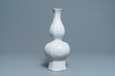 Un vase bouteille de forme octagonale en fa&iuml;ence blanche de Delft, Pays-Bas ou France, 18&egrave;me