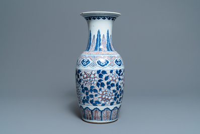 Un vase en porcelaine de Chine bleu, blanc et rouge, 19&egrave;me