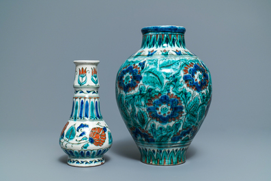 Deux vases de style Iznik en fa&iuml;ence de Delft, Porceleyne Fles, 1&egrave;re moiti&eacute; du 20&egrave;me