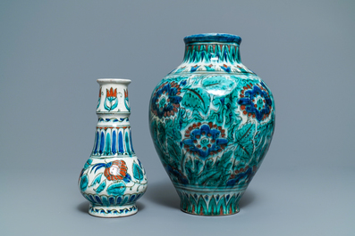 Deux vases de style Iznik en fa&iuml;ence de Delft, Porceleyne Fles, 1&egrave;re moiti&eacute; du 20&egrave;me