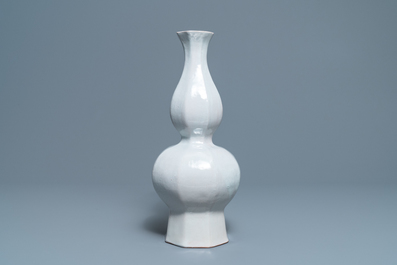 Un vase bouteille de forme octagonale en fa&iuml;ence blanche de Delft, Pays-Bas ou France, 18&egrave;me