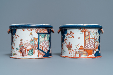 Une paire de rafraichissoirs en fa&iuml;ence de Delft petit feu et dor&eacute; &agrave; d&eacute;cor de chinoiserie, 1er quart du 18&egrave;me