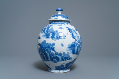 Een blauw-witte Delftse dekselvaas met chinoiserie decor, 2e helft 17e eeuw