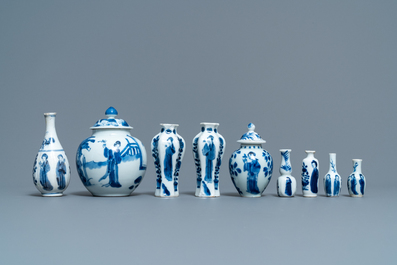 Negen kleine Chinese blauw-witte vazen met 'Lange Lijzen', Kangxi