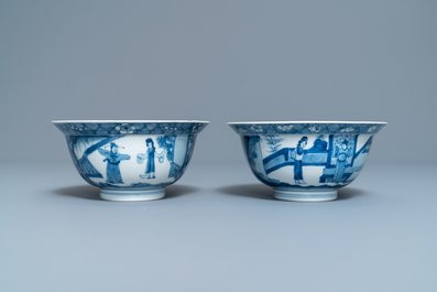 Twee Chinese blauw-witte klapmutskommen, Kangxi merk en periode