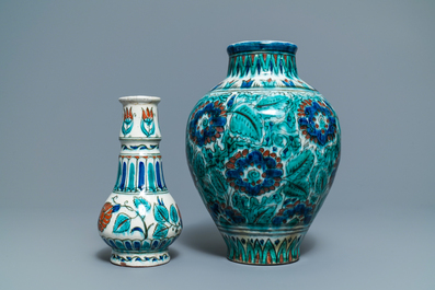 Deux vases de style Iznik en fa&iuml;ence de Delft, Porceleyne Fles, 1&egrave;re moiti&eacute; du 20&egrave;me