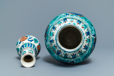 Deux vases de style Iznik en fa&iuml;ence de Delft, Porceleyne Fles, 1&egrave;re moiti&eacute; du 20&egrave;me