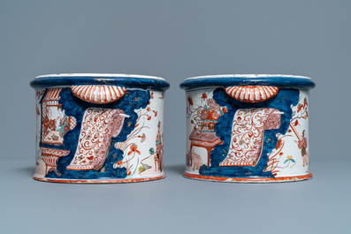 Een uitzonderlijk paar polychrome Delftse petit feu koelers, 1e kwart 18e eeuw