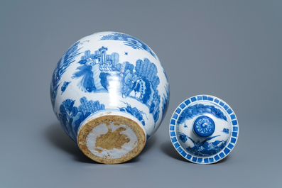 Een blauw-witte Delftse dekselvaas met chinoiserie decor, 2e helft 17e eeuw