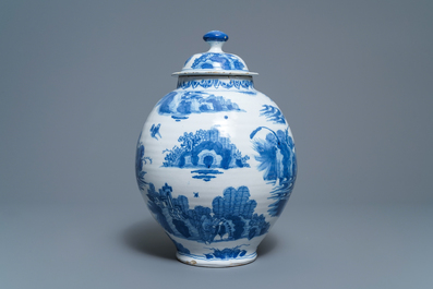 Een blauw-witte Delftse dekselvaas met chinoiserie decor, 2e helft 17e eeuw