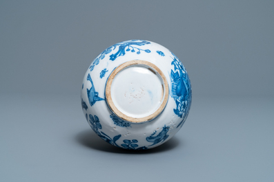 Een blauw-witte Delftse kalebasvaas met chinoiserie decor, eind 17e eeuw