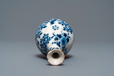 Trois vases et une verseuse en fa&iuml;ence de Delft bleu et blanc, 17/18&egrave;me