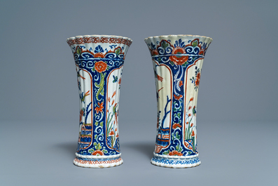 Une paire de vases en fa&iuml;ence de Delft en palette cachemire, d&eacute;but du 18&egrave;me