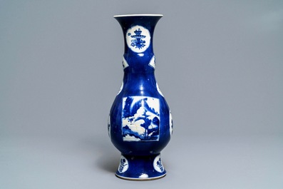 Un vase de forme bouteille en porcelaine de Chine &agrave; fond bleu poudr&eacute;, Kangxi