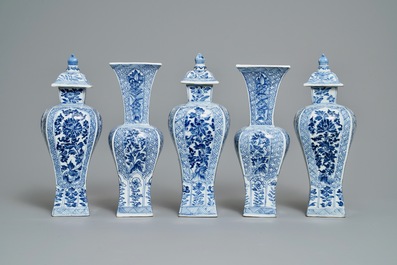 Une garniture de cinq vases en porcelaine de Chine bleu et blanc, Kangxi