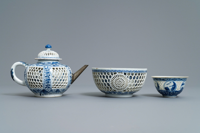 Une th&eacute;i&egrave;re et deux bols ajour&eacute;es &agrave; doubles parois en porcelaine de Chine bleu et blanc, &eacute;poque Transition