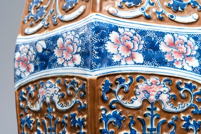 Een paar zeldzame hexagonale Chinese vazen met blauw-wit en koperrood decor op bruine fond, 19e eeuw