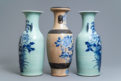 Une paire de vases en porcelaine de Chine bleu et blanc sur fond c&eacute;ladon et un vase dit 'de Nankin', 19&egrave;me