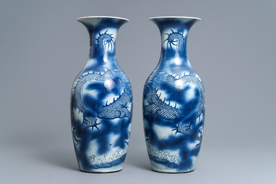 Une paire de vases en porcelaine de Chine bleu et blanc, 19&egrave;me