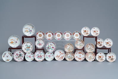 Une collection de 26 tasses et 28 soucoupes en porcelaine de Chine famille rose, Yongzheng/Qianlong