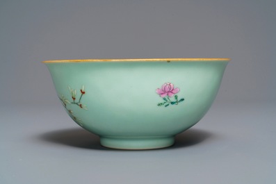 Een Chinese famille rose kom met floraal decor op celadon fondkleur, Qianlong merk, 19/20e eeuw