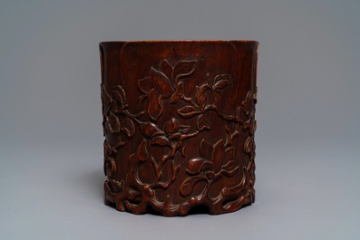 Un pot &agrave; pinceaux en bois sculpt&eacute; &agrave; d&eacute;cor de magnolias, prob. Qing