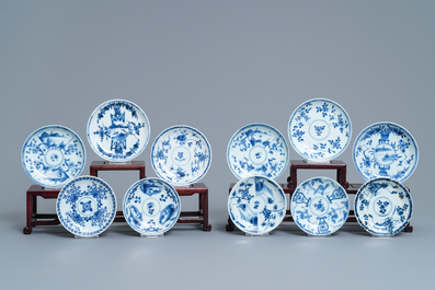 Een collectie van 22 blauw-witte Chinese koppen en 32 schotels, Kangxi/Qianlong