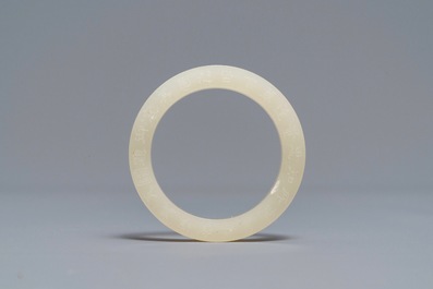 A Chinese inscribed white jade ring, 19/20th C.