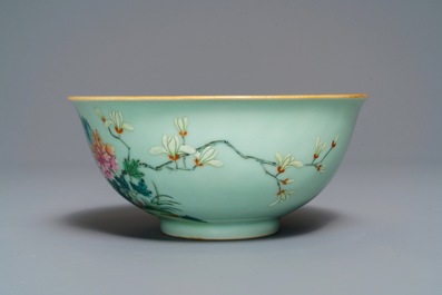 Een Chinese famille rose kom met floraal decor op celadon fondkleur, Qianlong merk, 19/20e eeuw