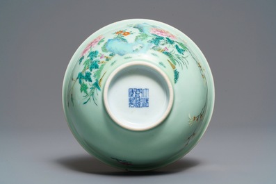 Een Chinese famille rose kom met floraal decor op celadon fondkleur, Qianlong merk, 19/20e eeuw