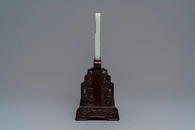 Un &eacute;cran de table en jade c&eacute;ladon p&acirc;le et bois sculpt&eacute;, Chine, 19/20&egrave;me