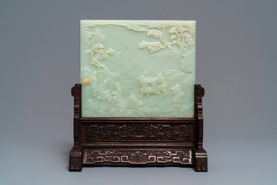 Een Chinees tafelscherm in lichte celadon jade en hardhout, 19/20e eeuw