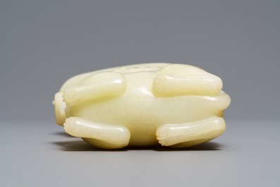 A Chinese yellow jade rhyton cup, 19/20th C.