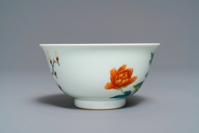 Un bol en porcelaine de Chine famille rose &agrave; d&eacute;cor floral, marque de Yongzheng, 19/20&egrave;me