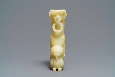 Een Chinese rituele 'rhyton' beker in gele jade, 19/20e eeuw