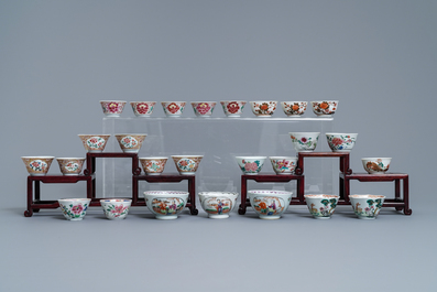 Een collectie van 26 Chinese famille rose koppen en 28 schotels, Yongzheng/Qianlong