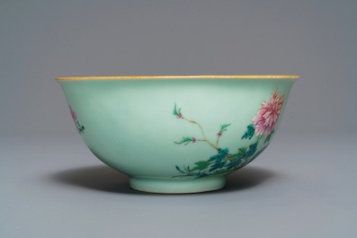 Een Chinese famille rose kom met floraal decor op celadon fondkleur, Qianlong merk, 19/20e eeuw