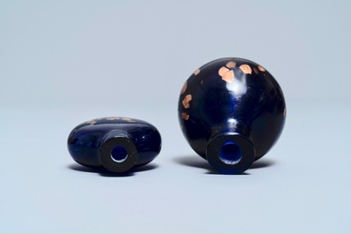 Twee Chinese snuifflessen in saffierblauw- en aventurijn-glas, 18/19e eeuw